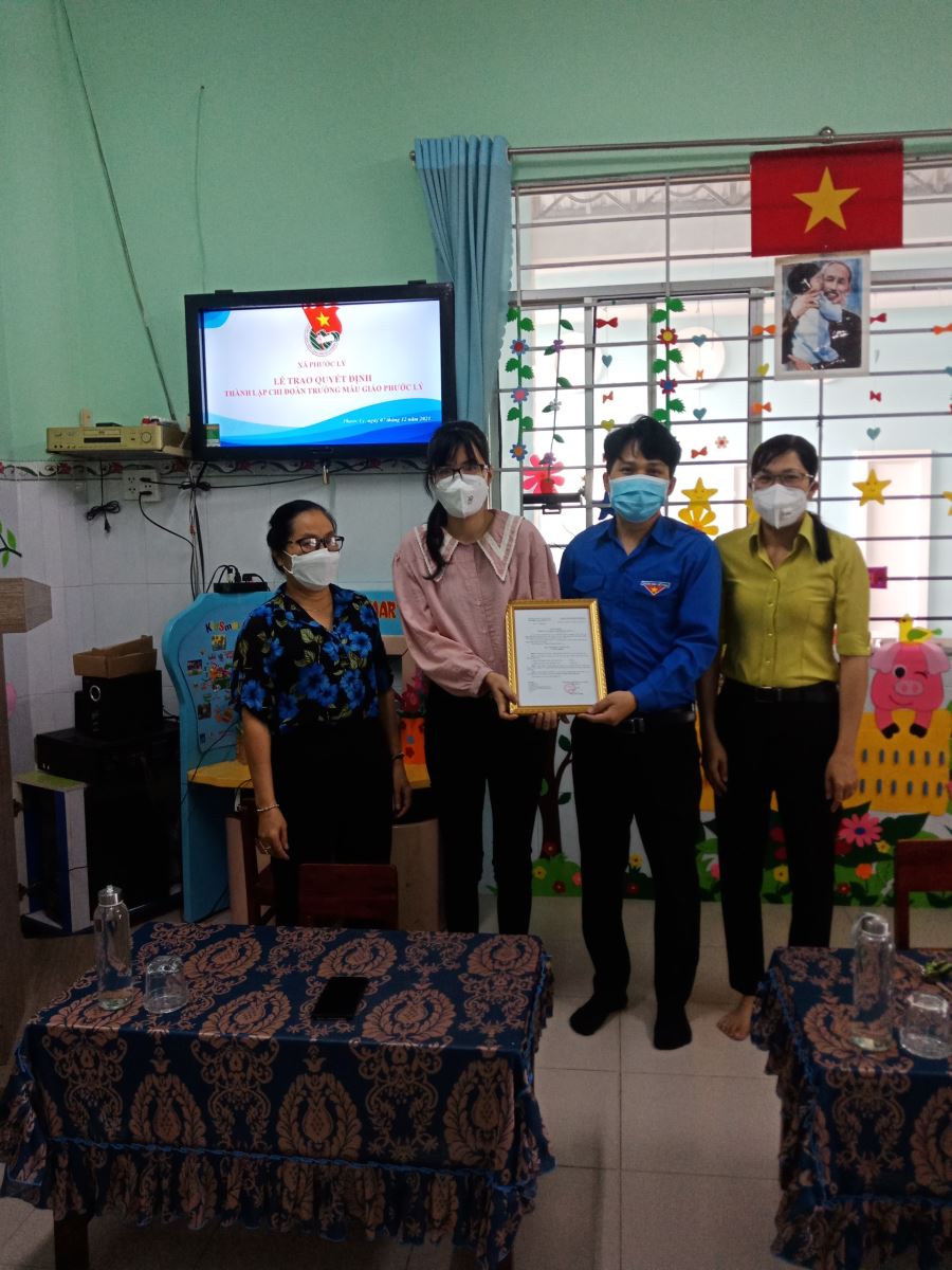 Lễ trao quyết định thành lập chi đoàn trường 