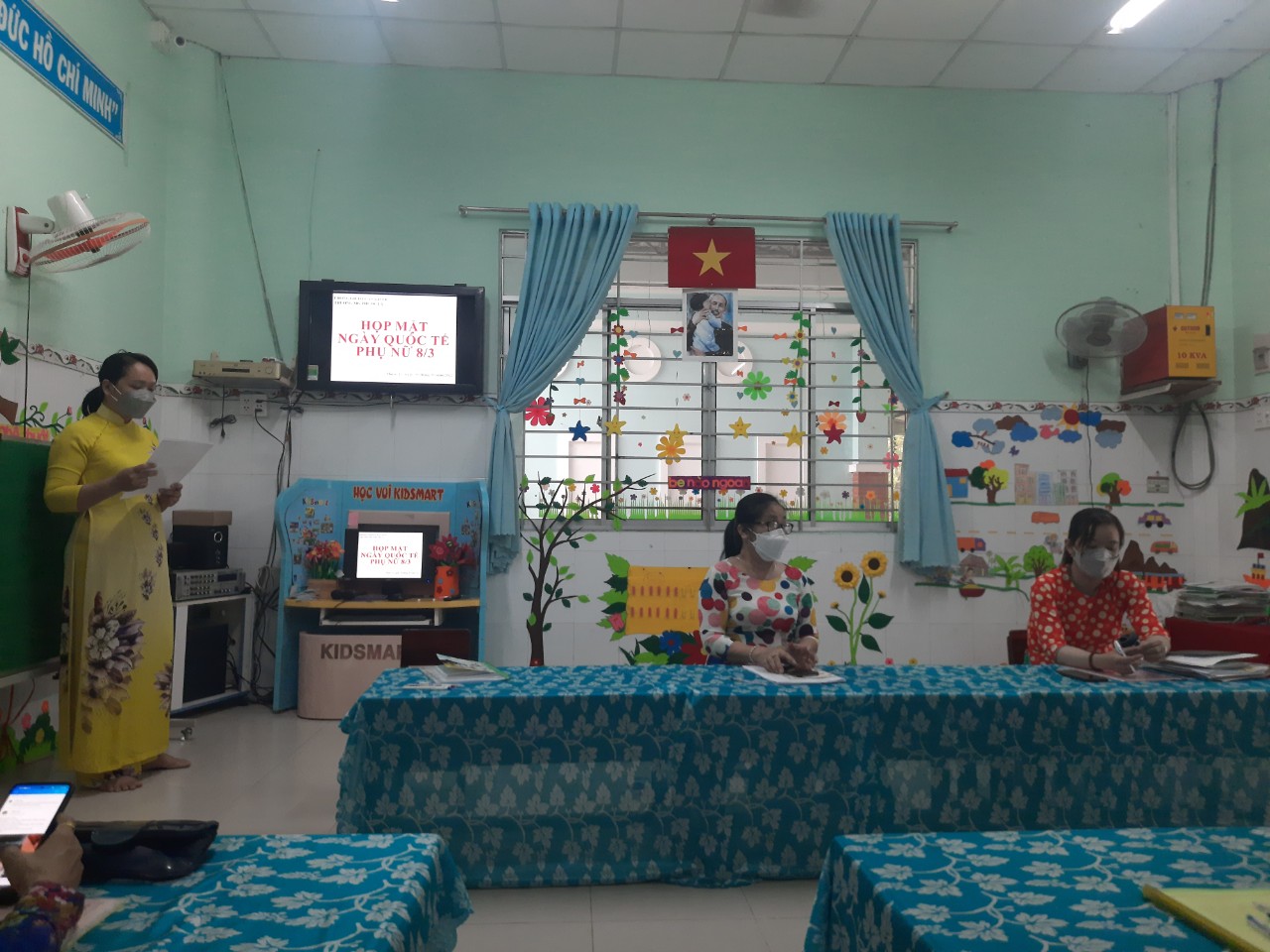 Họp mặt ngày quốc tế phụ nữ 8.3
